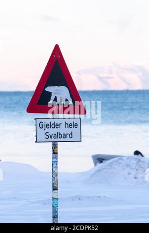 Cartello di avvertimento per l'orso polare alla periferia di Longyearbyen, Svalbard Foto Stock