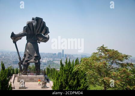 Shaoxing, Cina. 28 agosto 2016. Il retro del bronzo yu il grande fondatore della dinastia xia (2070-1600 a.C.) statua che domina la città di shaox Foto Stock