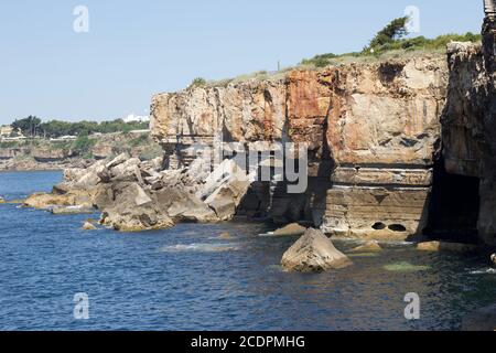 Rocce cadenti a Boca do Inferno, Cascais, Portogallo Foto Stock