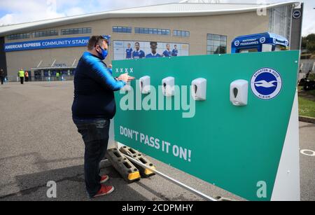 I tifosi si sanitizzano lì le mani prima della pre-stagione amichevole all'AMEX Stadium di Brighton, dove fino a 2500 tifosi sono stati autorizzati a guardare la partita dopo che il governo ha annunciato un ulteriore lotto di eventi sportivi che saranno utilizzati per pilotare il ritorno sicuro degli spettatori. Foto Stock