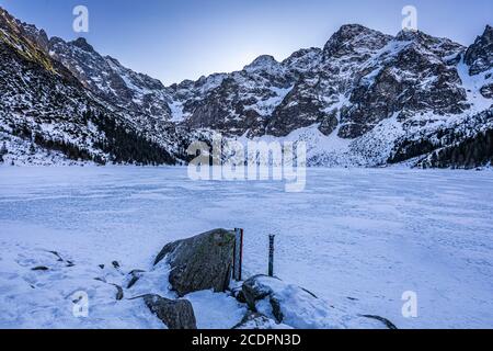 Coperto di neve Lago di Morskie Oko in montagna Tatra, Polonia Foto Stock