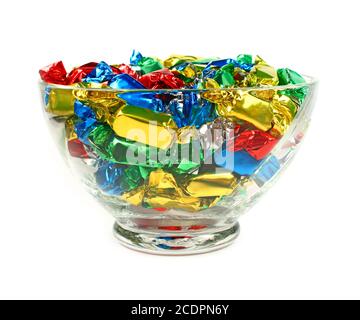 Caramelle avvolte in lamina colorata su sfondo bianco Foto Stock