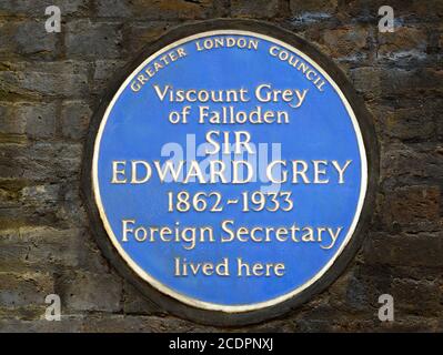 Londra, Inghilterra, Regno Unito. Lapide blu commemorativa: 'Visconte Grigio di Falloden Sir Edward Grey 1862-1933 ha vissuto qui il Segretario degli Esteri' a 8 anni dalla regina Anna G. Foto Stock