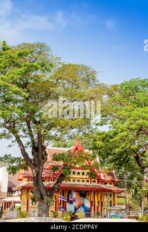 HUA HIN, THAILANDIA - 2015 FEBBRAIO. Bella entrata della stazione ferroviaria di Hua Hin. Foto Stock