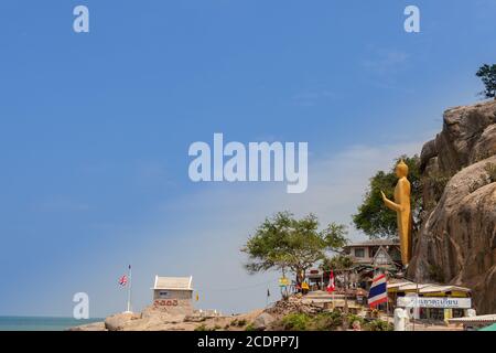 HUA HIN, THAILANDIA - 2015 FEBBRAIO. Buddha d'oro sulla spiaggia di Hua Hin. Foto Stock
