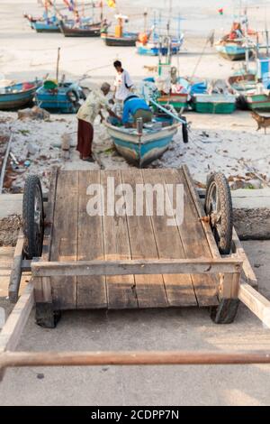 HUA HIN, THAILANDIA - 2015 FEBBRAIO. Navi da pesca thailandesi nel porto. Foto Stock