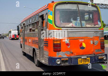 HUA HIN, THAILANDIA - 2015 FEBBRAIO. Vecchio autobus tailandese. Foto Stock