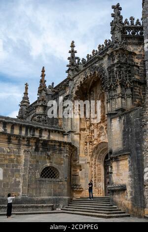 Porta d'ingresso in stile manuelino al Convento di Cristo aka Convento de Cristo a Tomar, Portogallo, Europa Foto Stock