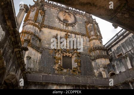 La famosa vetrina in stile manuelino presso il Convento di Cristo aka Convento de Cristo a Tomar, Portogallo, Europa Foto Stock