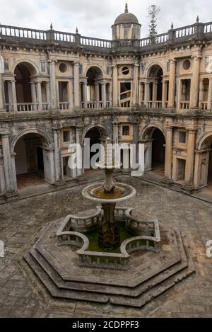 Chiostro rinascimentale di Giovanni III al Convento di Cristo aka Convento de Cristo a Tomar, Portogallo, Europa Foto Stock