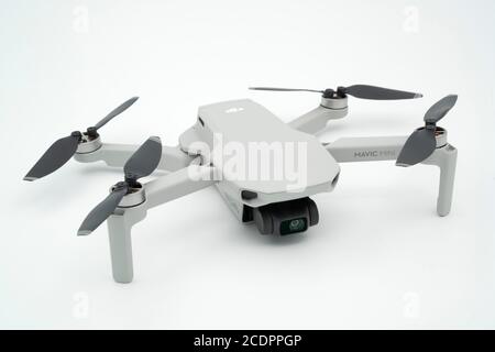 DJI Mavic Mini drone tagliato isolato su sfondo bianco Foto Stock