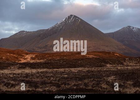 Le ultime tracce dell'inverno su Marsco in ISPE di Skye Foto Stock