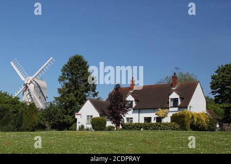 cottage e mulino a vento nel pittoresco campo di finchingfield essex Foto Stock