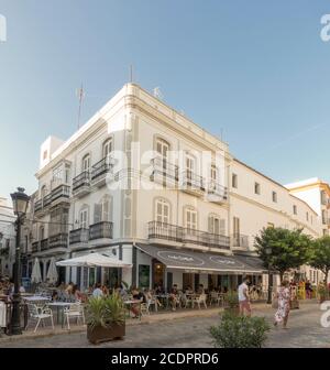 Cafe centrale nel centro di Tarifa, villaggio bianco, Cadice, Andalusia, Spagna meridionale, Foto Stock