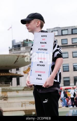 Trafalgar Square, Londra, Regno Unito. 29 agosto 2020. Teoria della cospirazione, Unite for Freedom protesta in Trafalgar Square contro la covid, il blocco del coronavirus, i vaccini, le maschere e la nuova normalità. Credit: Matthew Chpicle/Alamy Live News Foto Stock