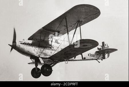 L'Hawker Hind, un bombardiere leggero britannico degli anni interbellici prodotto da Hawker Aircraft per la Royal Air Force e sviluppato dal bombardiere Hawker Hart, introdotto nel 1931. L'Hind è entrato in servizio nel novembre 1935 e ha infine equipaggiato 20 squadroni bombardieri RAF. Dopo lo scoppio della seconda guerra mondiale, la Hind trovò uso come velivolo da addestramento, rappresentando il prossimo passo in avanti dall'allenamento di base su Tiger Moths. Foto Stock