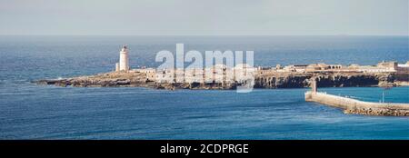 Tarifa Spagna. Piccola isola con faro, Isla de Las Palomas. Il punto più meridionale d'Europa, Costa de la Luz, Andalusia, Spagna. Foto Stock