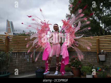 Notting Hill Carnival bambino ambasciatore A'ha Morris, 12, nel suo costume di Carnevale 2020 a casa sua a Notting Hill, Londra. Foto Stock