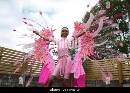 Notting Hill Carnival bambino ambasciatore A'ha Morris, 12, nel suo costume di Carnevale 2020 a casa sua a Notting Hill, Londra. Foto Stock