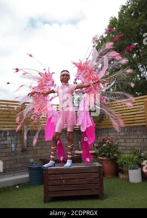 Notting Hill Carnival bambino ambasciatore A'ha Morris, 12, nel suo costume di Carnevale 2020 a casa sua a Notting Hill, Londra. Foto Stock