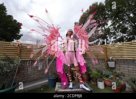 Notting Hill Carnival bambino ambasciatore A'ha Morris, 12, nel suo costume di Carnevale 2020 a casa sua a Notting Hill, Londra. Foto Stock