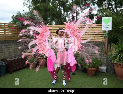 Notting Hill Carnival bambino ambasciatore A'ha Morris, 12, nel suo costume di Carnevale 2020 a casa sua a Notting Hill, Londra. Foto Stock