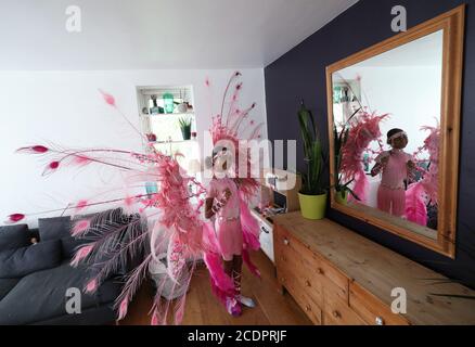 Notting Hill Carnival bambino ambasciatore A'ha Morris, 12, nel suo costume di Carnevale 2020 a casa sua a Notting Hill, Londra. Foto Stock