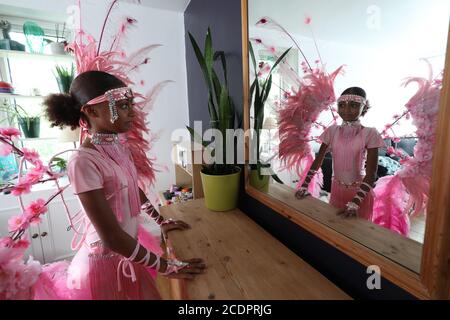 Notting Hill Carnival bambino ambasciatore A'ha Morris, 12, nel suo costume di Carnevale 2020 a casa sua a Notting Hill, Londra. Foto Stock