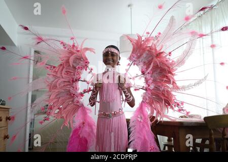 Notting Hill Carnival bambino ambasciatore A'ha Morris, 12, nel suo costume di Carnevale 2020 a casa sua a Notting Hill, Londra. Foto Stock