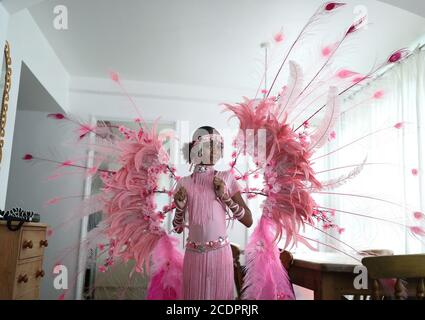 Notting Hill Carnival bambino ambasciatore A'ha Morris, 12, nel suo costume di Carnevale 2020 a casa sua a Notting Hill, Londra. Foto Stock