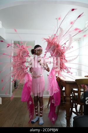 Notting Hill Carnival bambino ambasciatore A'ha Morris, 12, nel suo costume di Carnevale 2020 a casa sua a Notting Hill, Londra. Foto Stock