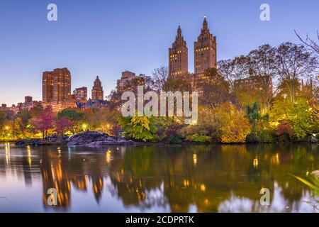 New York, New York, USA, vista del Upper West Side da Central Park in una serata autunnale. Foto Stock