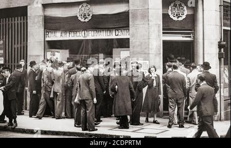 I volontari attendono l'apertura dell'ufficio di reclutamento della Royal Air Force (RAF) a Cannon Street, Londra, poco dopo l'evacuazione di Dunkerque nel giugno 1940. Personale RAF in cui i volontari si infastidiscono dai coscritti Foto Stock