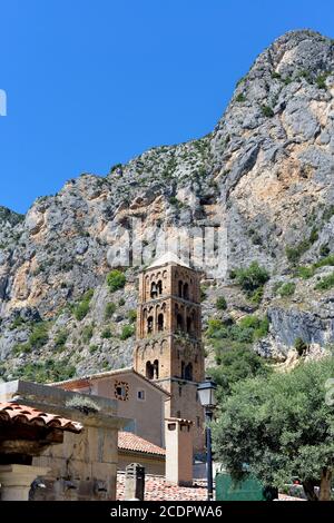 Moustiers-Sainte-Marie ai piedi della montagna e la chiesa di Notre-Dame-de-l'Assomption. Moustiers-Sainte-Marie è un comune nelle Alpi dell'alta Foto Stock