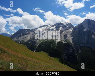 Fantastica vista panoramica di Marmolada da un sentiero a Pordoi superato Foto Stock