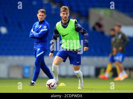 Il Timo Werner di Chelsea si riscalda prima dell'amichevole pre-stagione all'AMEX Stadium di Brighton, dove fino a 2500 tifosi sono stati autorizzati a guardare la partita dopo che il governo ha annunciato un'ulteriore serie di eventi sportivi che saranno utilizzati per pilotare il ritorno sicuro degli spettatori. Foto Stock