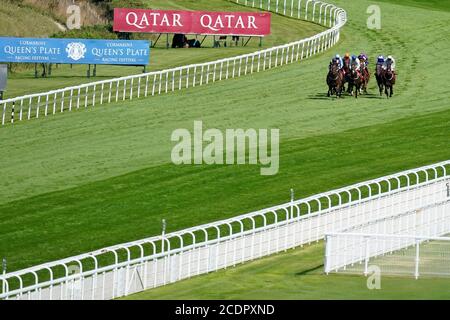 I corridori snd dei runner si trasformano nel diritto e fanno il loro senso al centro della pista in Brian Chattaway che celebra 50 anni a Ladbrokes handicap all'ippodromo di Goodwood. Foto Stock