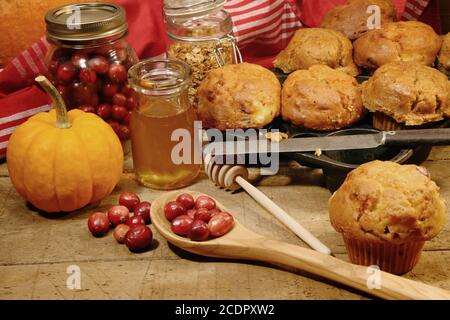 Muffin di zucca e frutti di bosco appena fatti Foto Stock