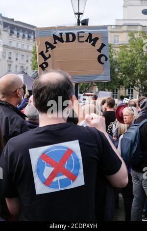 Trafalgar Square, Londra, Regno Unito. 29 agosto 2020. Teoria della cospirazione, Unite for Freedom protesta in Trafalgar Square contro la covid, il blocco del coronavirus, i vaccini, le maschere e la nuova normalità. Credit: Matthew Chpicle/Alamy Live News Foto Stock