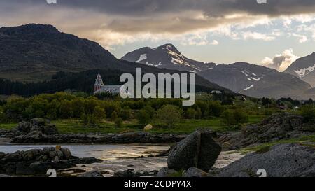 Chiesa di Buksnes durante l'ostetrica sul Lofoten Foto Stock