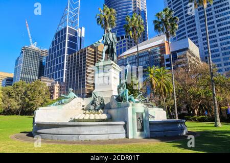 Il Royal Botanic Garden, Sydney, Australia. Statua (eretta nel 1897) del capitano Arthur Phillip, primo governatore del nuovo Galles del Sud, in cima a una fontana Foto Stock