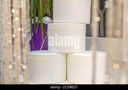Set di contenitori cosmetici. Bottiglie per prodotti cosmetici, dispenser, contagocce, vasetti e tubi Foto Stock