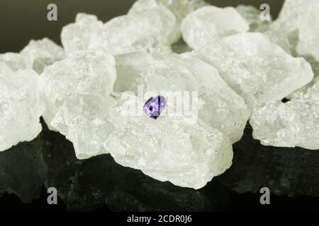 Gemma preziosa su sfondo bianco roccioso Foto Stock