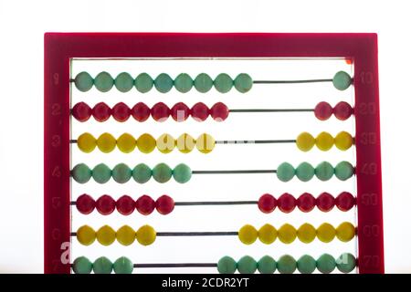 Toy abacus con arcobaleno perline colorate su sfondo bianco Foto Stock