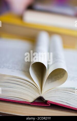 Libro aperto con cuore pagine sagomate Foto Stock
