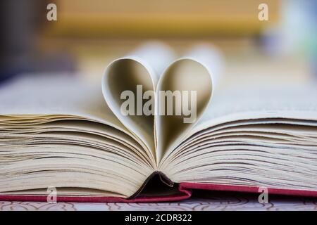 Libro aperto con cuore pagine sagomate Foto Stock