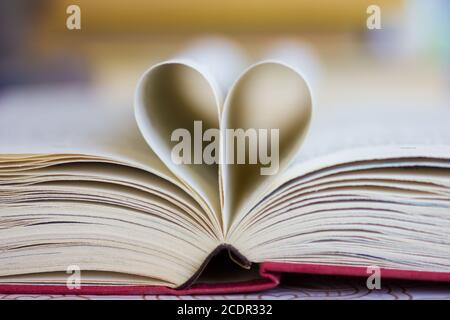 Libro aperto con cuore pagine sagomate Foto Stock