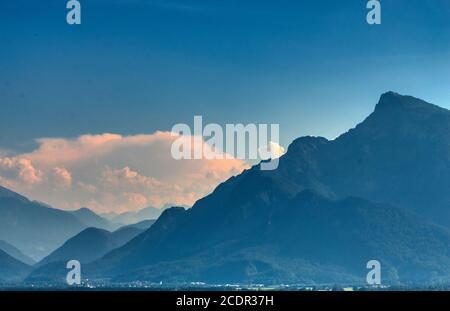 Vista aerea di Salisburgo sulle montagne in estate Foto Stock