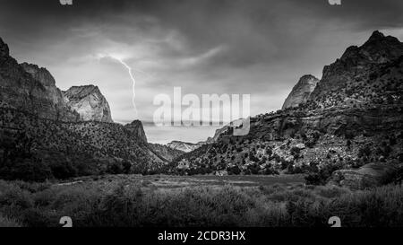 Foto in bianco e nero delle maestose montagne di arenaria a. Entrambi i lati del sentiero Pa'rus che segue lungo e. Sopra il fiume Virgin meandering Foto Stock