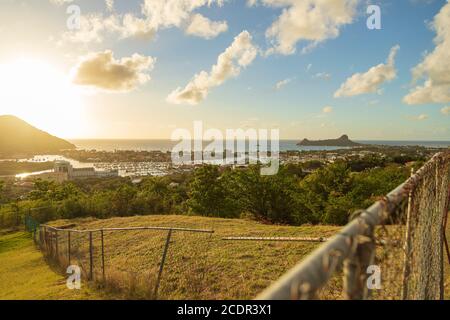 Vista sul porto turistico di Rodney Bay e sul monumento nazionale dell'isola dei Pigeon da Bonne Terre, Santa Lucia Foto Stock